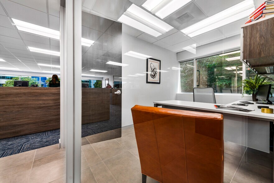 More Photos Of 3104 Edloe St, Houston Office For Sale