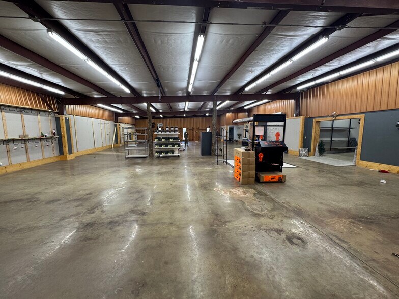 More Photos Of 990 N Daleville Ave, Daleville Warehouse For Sale
