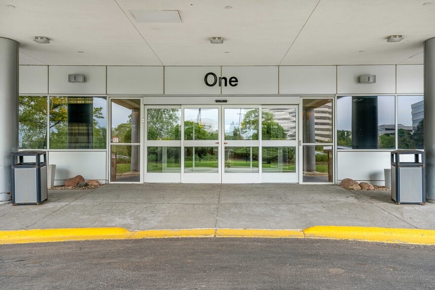 More Photos Of 1 TransAm Plaza Dr, Oakbrook Terrace Office For Sale