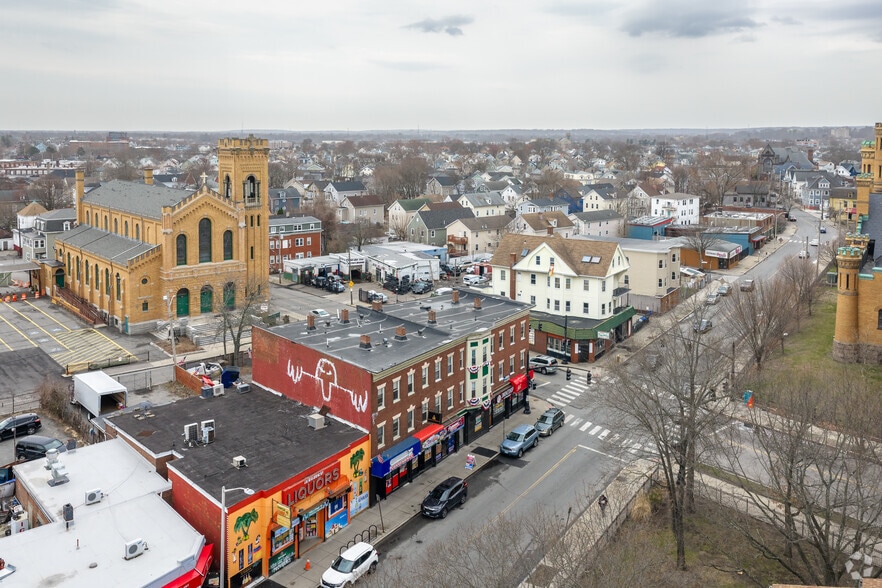 More Photos Of 316 Cranston St, Providence Storefront Retail Residential For Lease