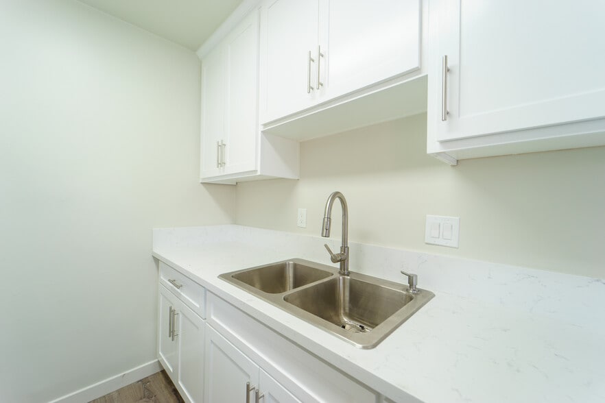 More Photos Of 12430 Oak Knoll Rd, Poway Apartments For Sale