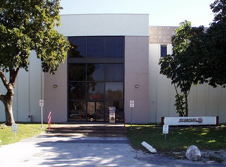 More Photos Of 1301 NW 89th Ct, Miami Warehouse For Lease