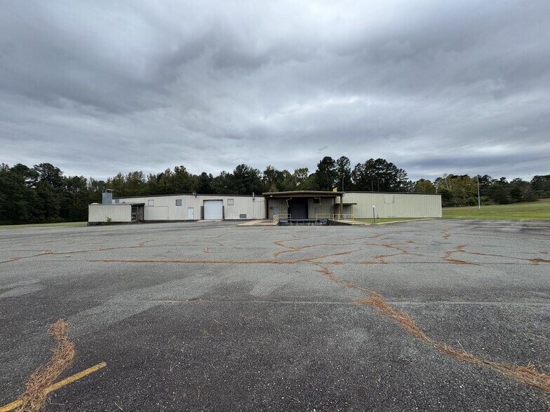 More Photos Of 1830 N Pine St, Vivian Distribution For Sale