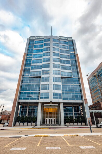 More Photos Of 400 Convention St, Baton Rouge Office For Lease