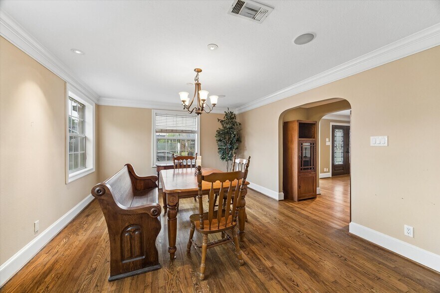 More Photos Of 1330 Des Jardines St, Houston Office Residential For Sale