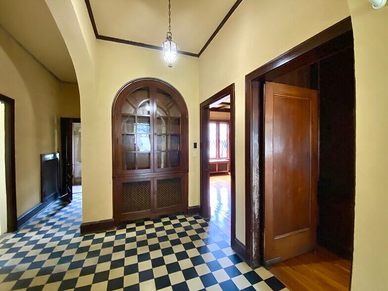 More Photos Of 219 N Broadway St, Tupelo General Retail For Lease