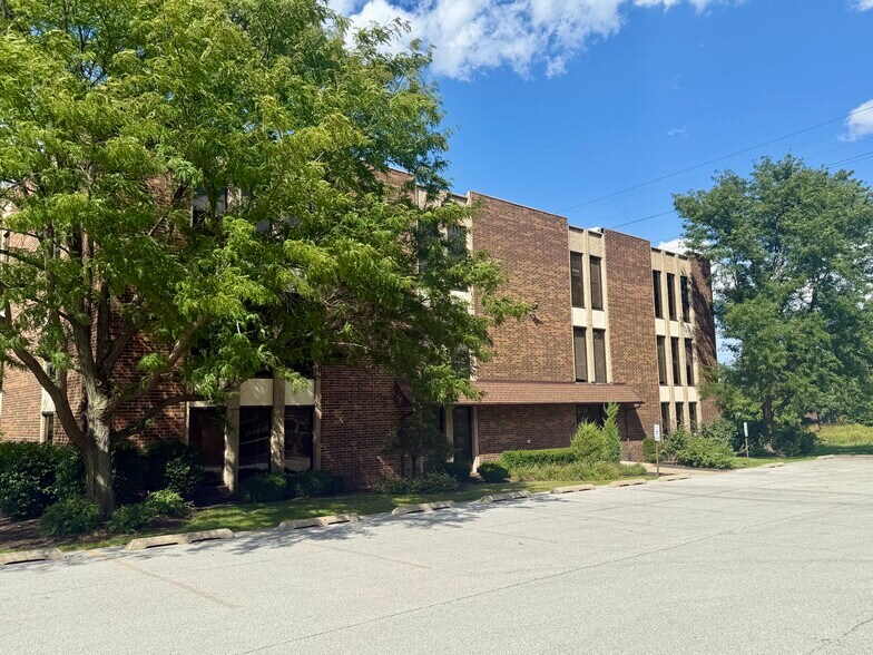 More Photos Of 7800 W College Dr, Palos Heights Office For Sale