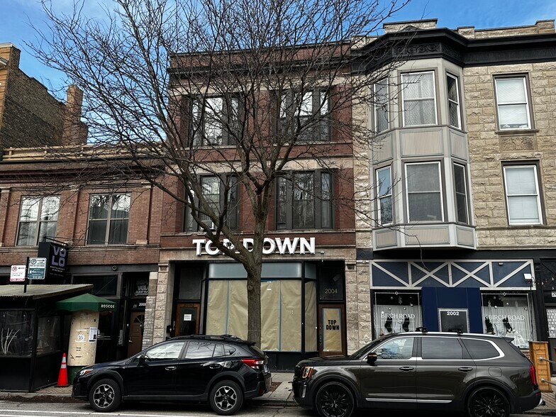 Primary Photo Of 2004 W Roscoe St, Chicago Apartments For Lease