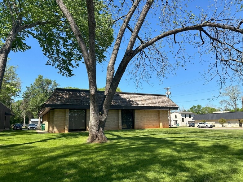 More Photos Of 901 N Mallard St, Palestine Medical For Sale