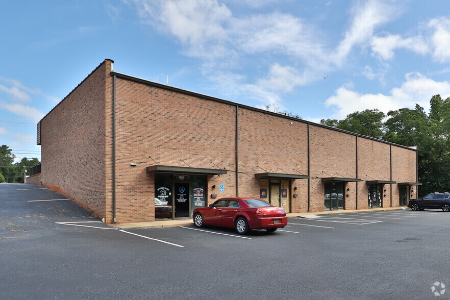 More Photos Of 110 E Butler Rd, Mauldin Storefront For Sale