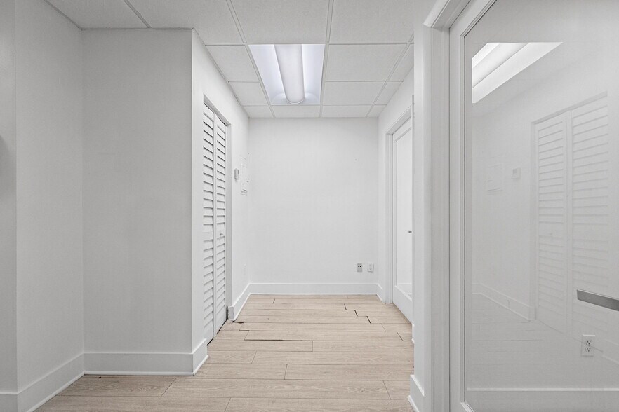 More Photos Of 6330 Manor Ln, South Miami Office For Lease
