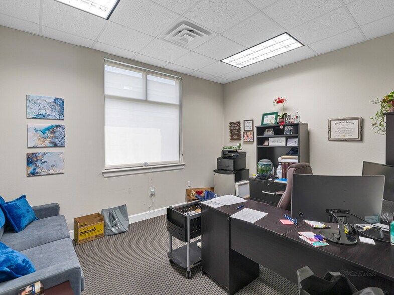 More Photos Of 633 E Fernhurst Dr, Katy Medical For Sale