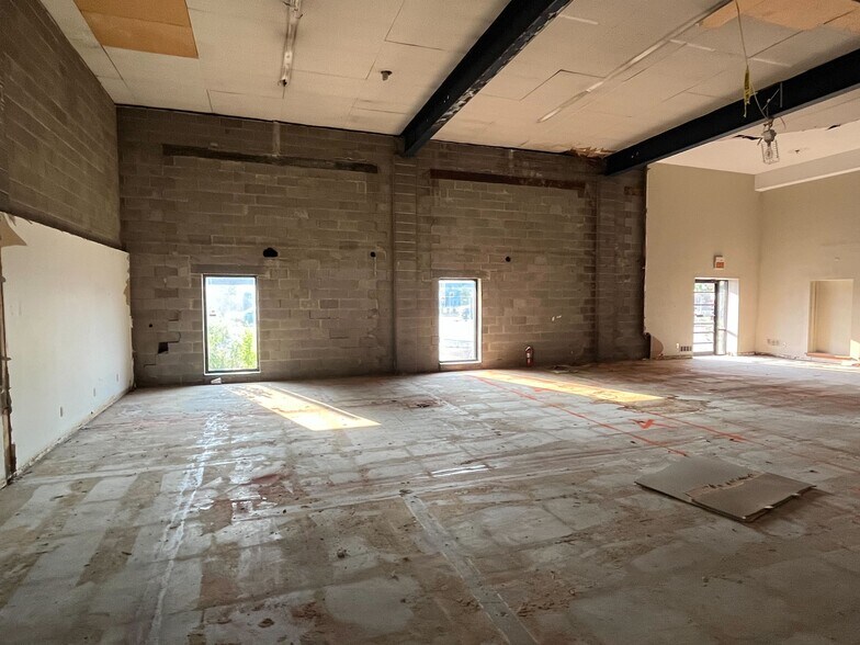 More Photos Of 942 S 2nd St, Louisville Light Distribution For Sale