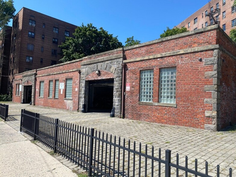 Primary Photo Of 66 Fleetwood Ave, Mount Vernon Parking Garage For Sale