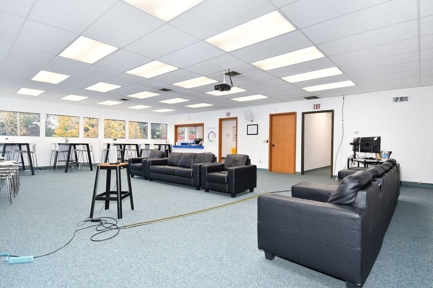 More Photos Of 10610 SE Washington St, Portland Office Residential For Lease