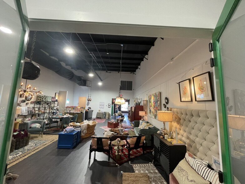More Photos Of 12415 Bandera Rd, Helotes General Retail For Sale