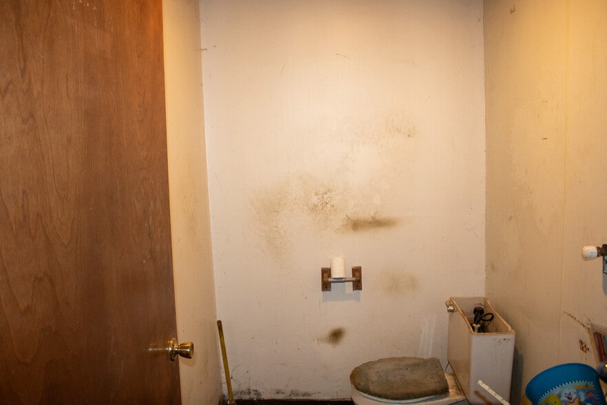 More Photos Of 600 Zanesville St, Beverly General Retail For Sale