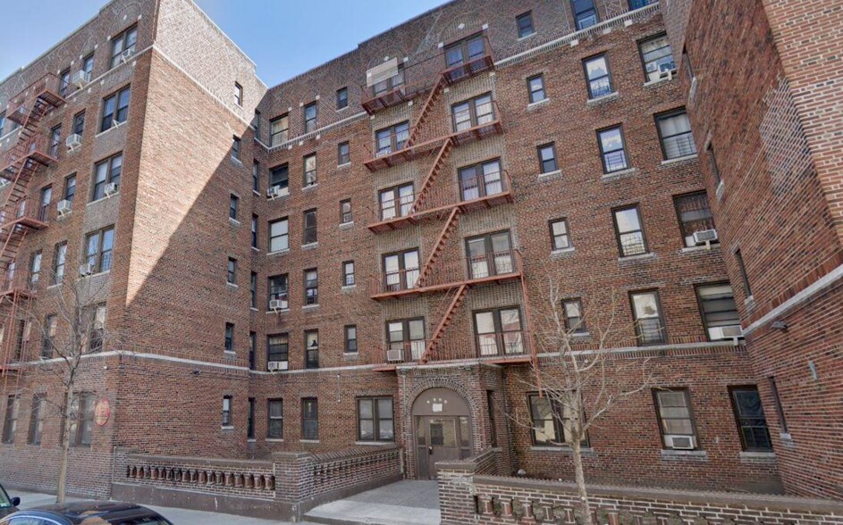 Primary Photo Of 2334 Tiebout Ave, Bronx Apartments For Sale