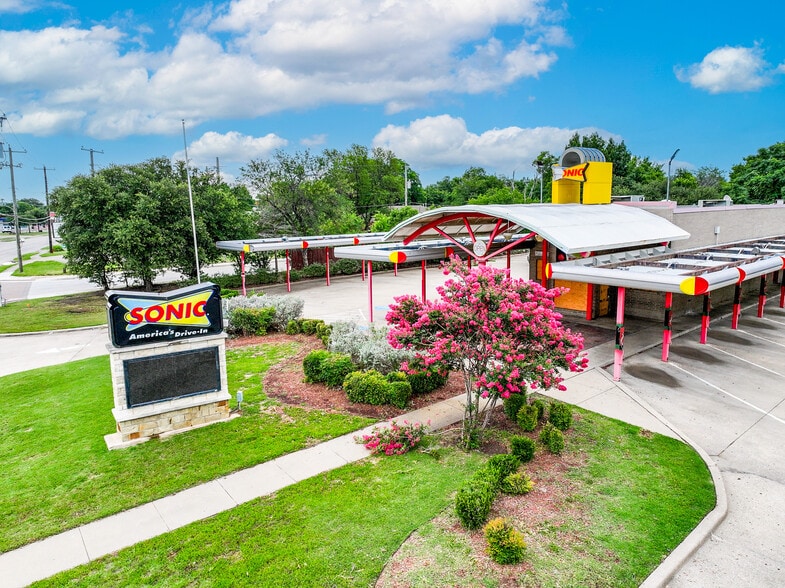 Primary Photo Of 1300 W Pioneer Dr, Irving Fast Food For Sale