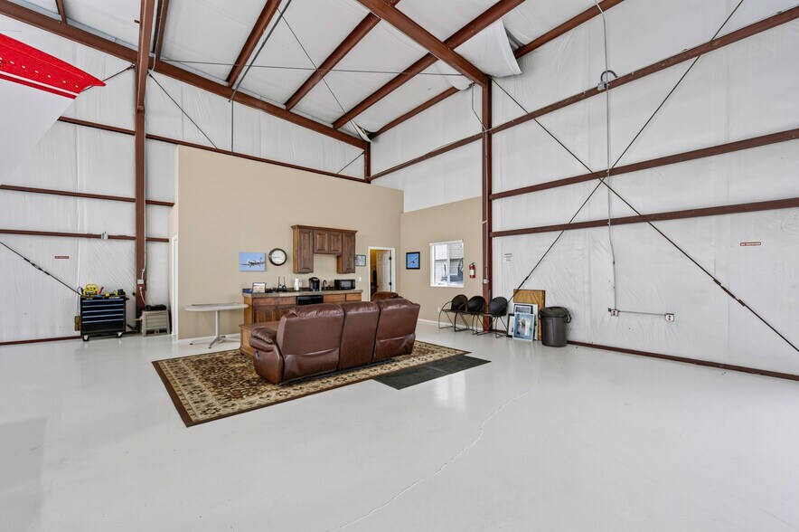 More Photos Of 7161 S Peoria St, Englewood Airplane Hangar For Sale