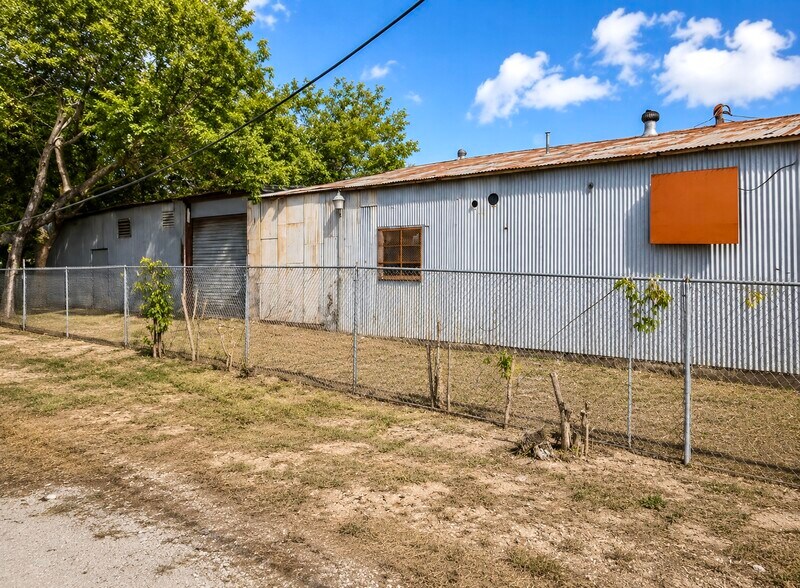 More Photos Of 7903 Leander St, Houston Warehouse For Lease