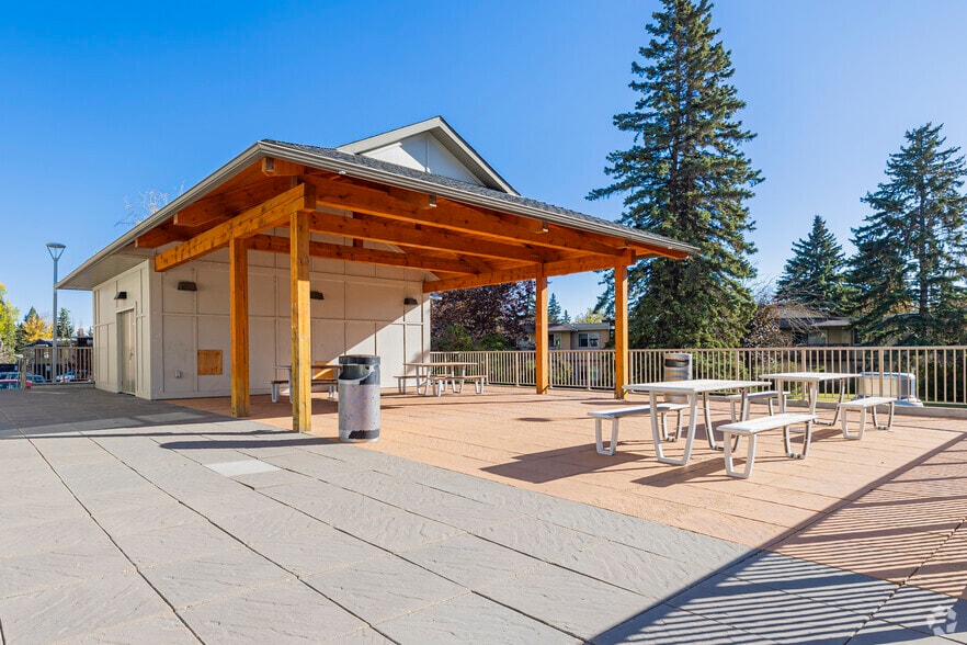 More Photos Of 2105 90 Av SW, Calgary Apartments For Lease