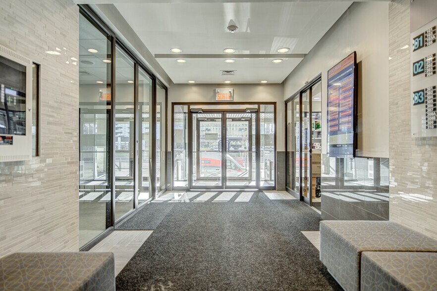 More Photos Of 1435 Boul Saint-Martin O, Laval Medical For Lease