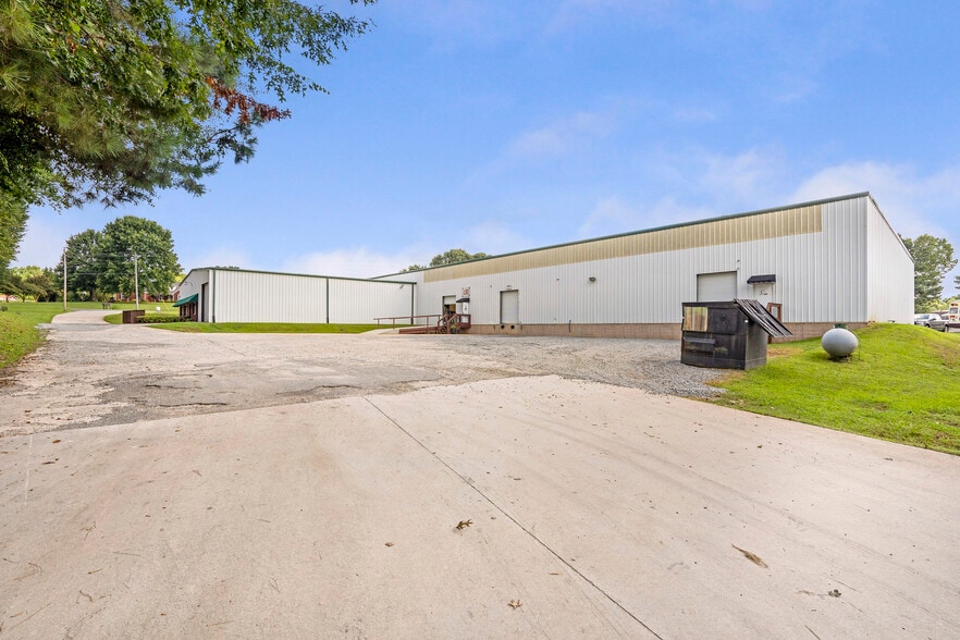 More Photos Of 3795 Evans Rd, Cumming Warehouse For Lease