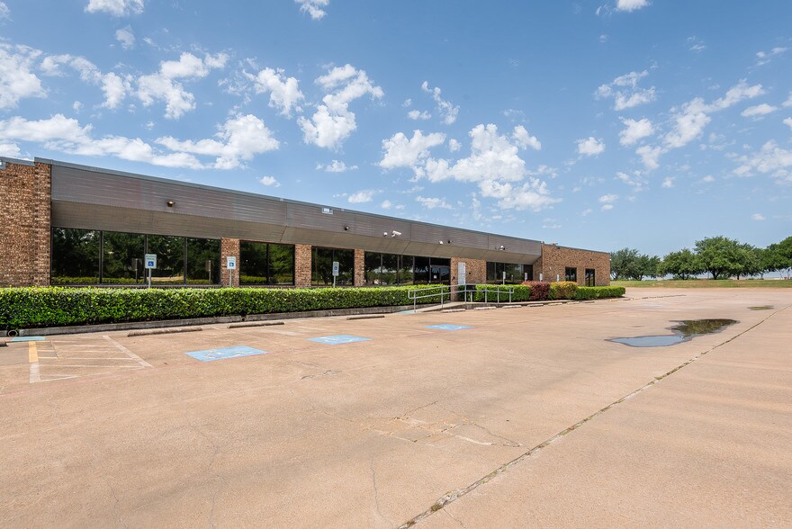 More Photos Of 2951 Kinwest Pky, Irving Office For Lease