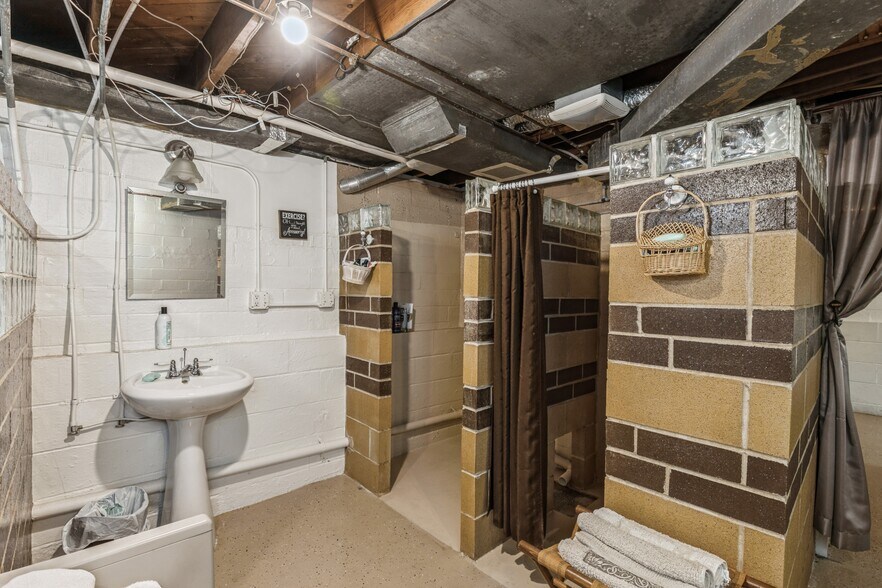 More Photos Of 324 1st St, Des Moines General Retail For Sale