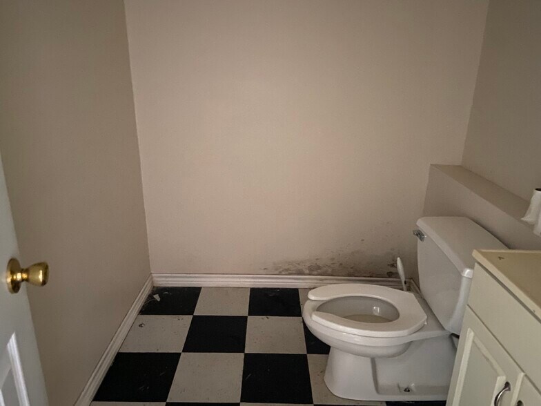 More Photos Of 114 Ave C, Gregory Office For Lease