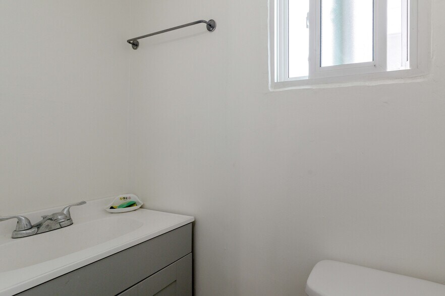 More Photos Of 1025 S Catalina St, Los Angeles Religious Facility For Sale