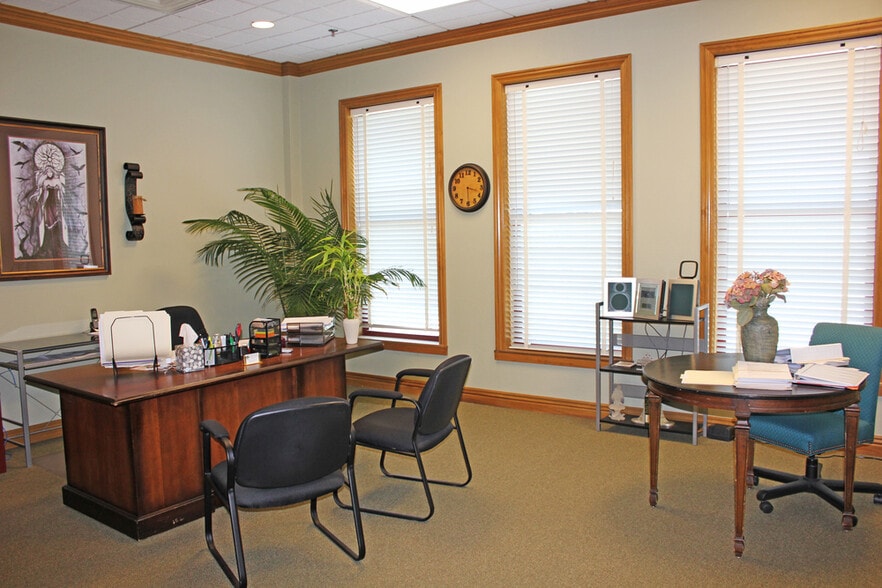 More Photos Of 2101 W Chesterfield Blvd, Springfield Office For Sale