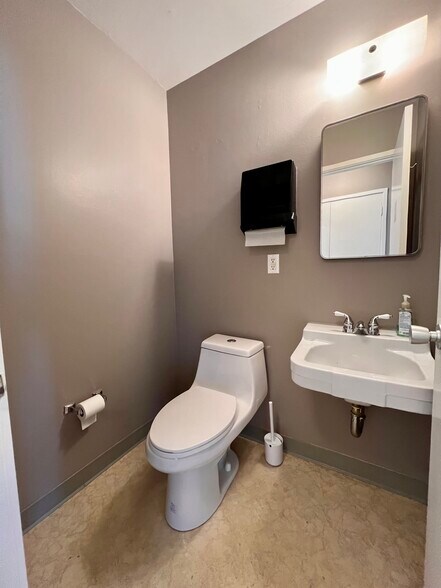 More Photos Of 705 Veterans Blvd, Redwood City Medical For Sale