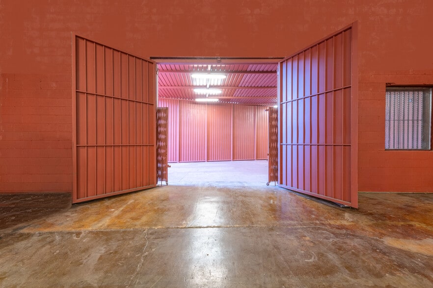 More Photos Of 5000 W Adams Blvd, Los Angeles Showroom For Lease