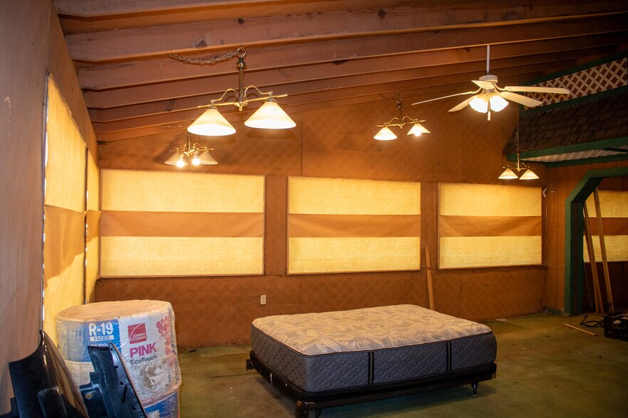 More Photos Of 600 Zanesville St, Beverly General Retail For Sale