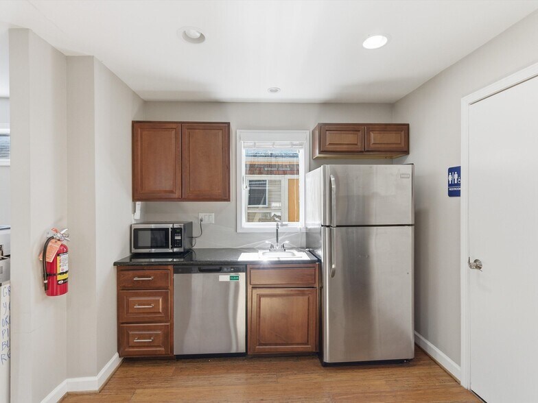 More Photos Of 928 E 11 Mile Rd, Royal Oak Serviced Offices For Lease