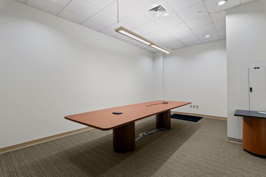 More Photos Of 15 SW Old State Capitol Plz, Springfield Office For Lease