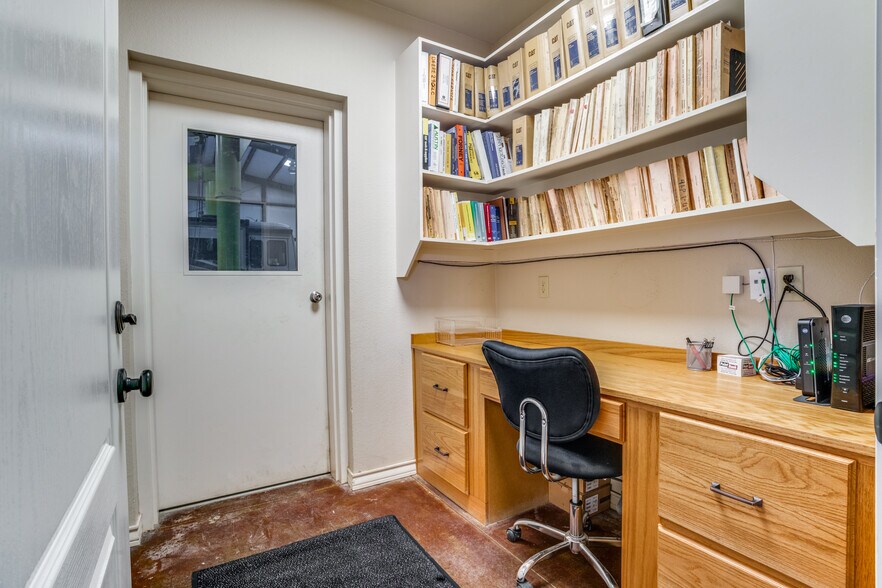 More Photos Of 9080 Ike Byrom Rd, Aubrey Warehouse For Lease