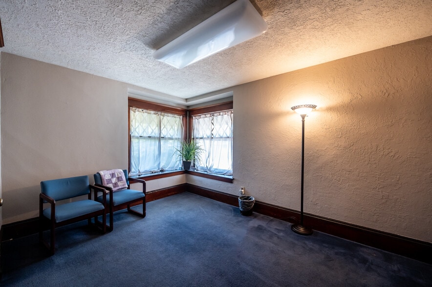 More Photos Of 1934 NE Broadway St, Portland Medical For Sale