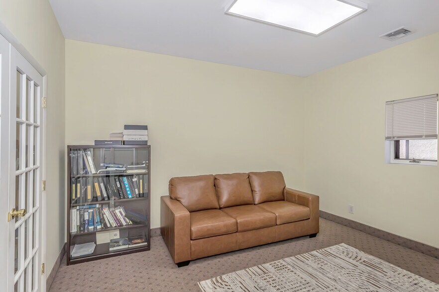 More Photos Of 219 Mineola Blvd, Mineola Office For Lease