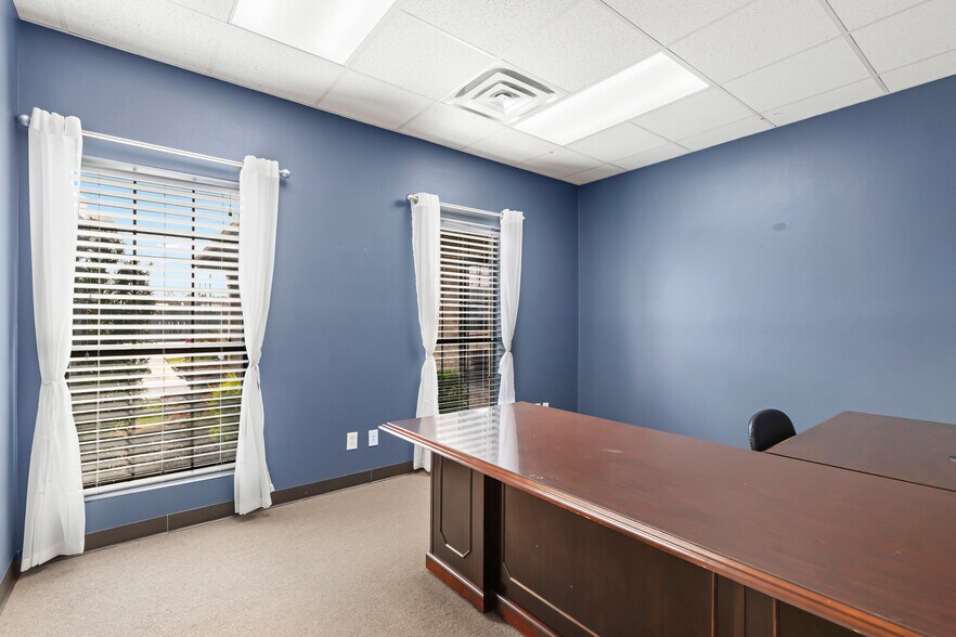 More Photos Of 80-90 Wilson Rd, Humble Medical For Lease