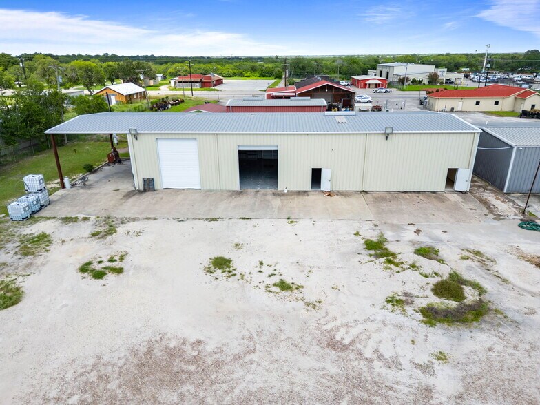 More Photos Of 2404 N US Highway 281, Alice Flex For Lease