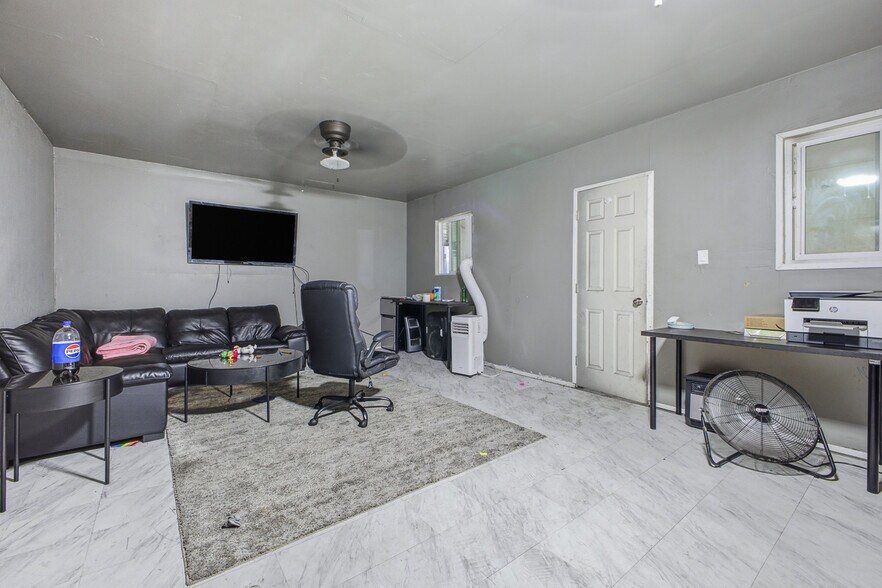 More Photos Of 818-828 E Manchester Ave, Los Angeles Warehouse For Sale
