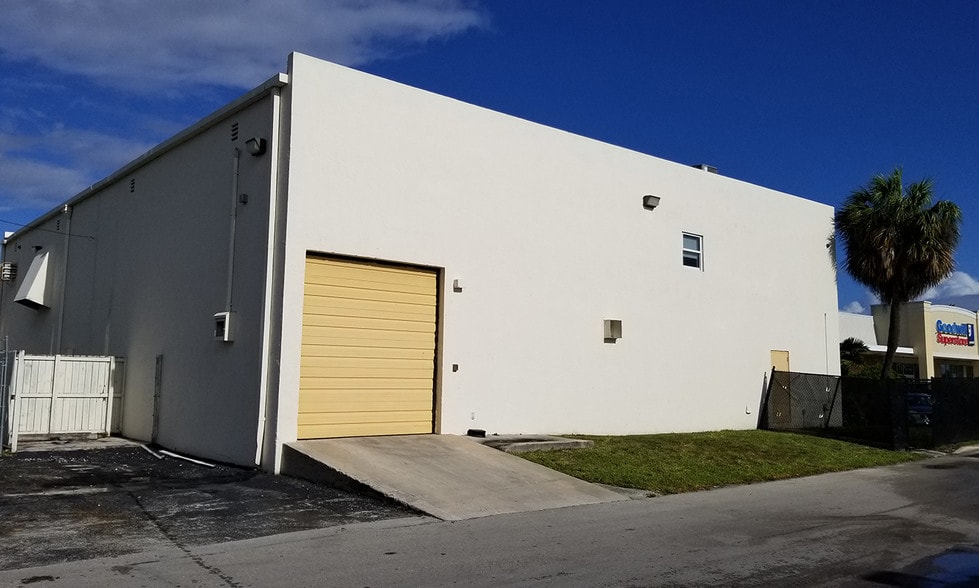 More Photos Of 2116 Sherman St, Hollywood Warehouse For Sale