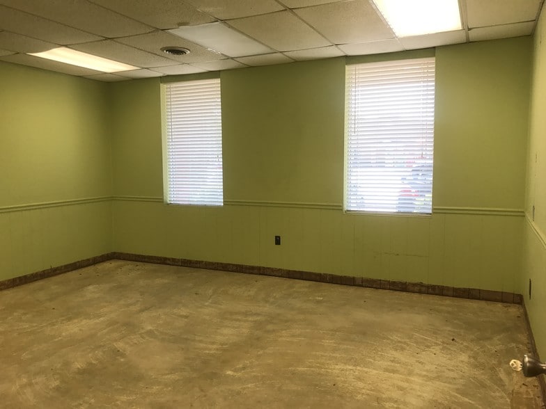 More Photos Of 2236 Southern Ave, Fayetteville Warehouse For Lease