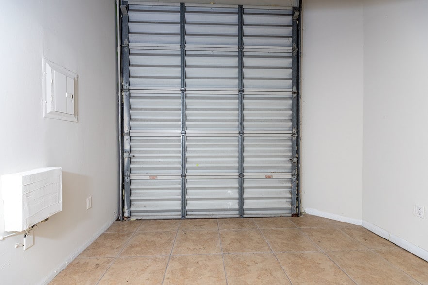 More Photos Of 2441 NW 93rd Ave, Miami Showroom For Sale