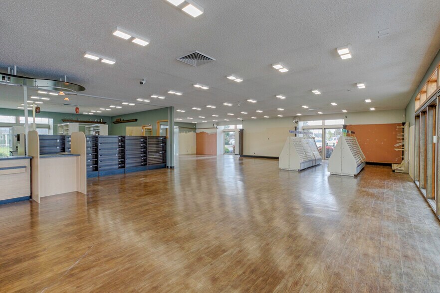 More Photos Of 915 Main Ave, Tillamook Veterinarian Kennel For Lease