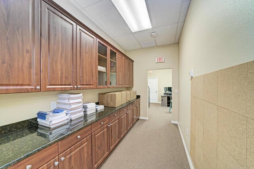 More Photos Of 2555 Porter Lake Dr, Sarasota Light Manufacturing For Sale