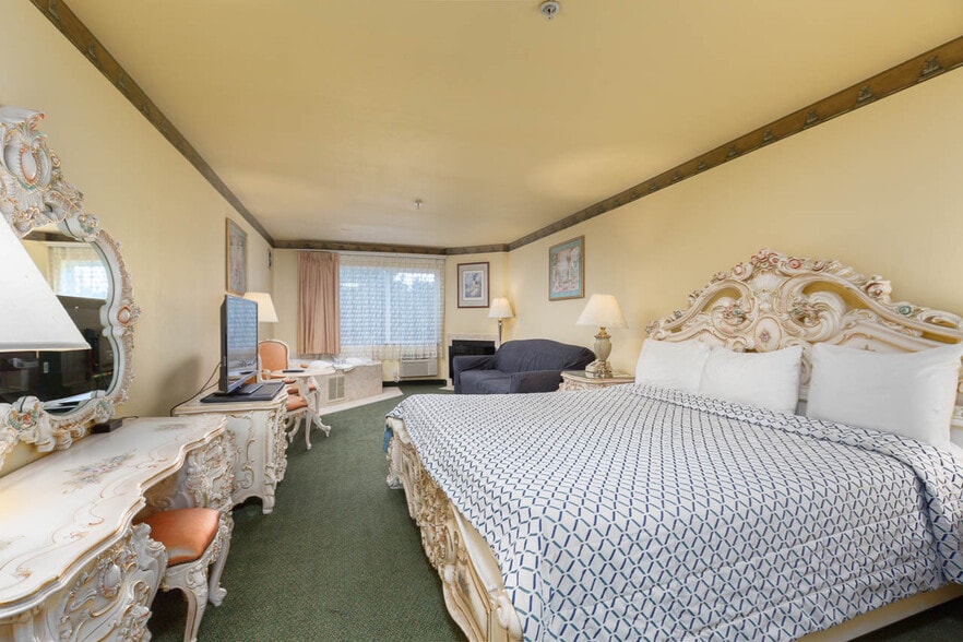 More Photos Of 550 SE Highway 101, Lincoln City Hotel For Sale